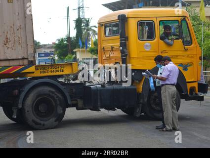 200724 -- AGARTALA, 24 luglio 2020 Xinhua -- un funzionario e un lavoratore portuale controllano i documenti e il camion che entrano in India attraverso il Akhaura Checkpost dal Bangladesh ad Agartala, la capitale dello stato nord-orientale dell'India di Tripura, 23 luglio 2020. Un carico container è stato trasportato tra due stati indiani attraverso un porto situato in Bangladesh giovedì per risparmiare tempo e distanza, ha annunciato il portavoce del Ministero degli affari esteri Anurag Srivastava. La prima volta in assoluto il trasporto di merci container da Calcutta, la capitale dello stato del Bengala Occidentale, a Tripura, capitale di Agartala Foto Stock