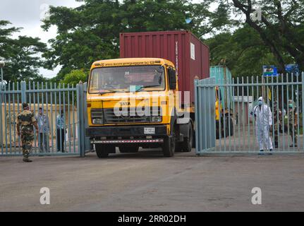 200724 -- AGARTALA, 24 luglio 2020 Xinhua -- i camion dal Bangladesh entrano in India attraverso Akhaura Checkpost ad Agartala, la capitale dello stato nord-orientale dell'India, Tripura, 23 luglio 2020. Un carico container è stato trasportato tra due stati indiani attraverso un porto situato in Bangladesh giovedì per risparmiare tempo e distanza, ha annunciato il portavoce del ministero degli affari esteri Anurag Srivastava. La prima volta che il trasporto di merci container da Calcutta, la capitale dello stato del Bengala Occidentale, verso Agartala, capitale dello stato di Tripura, attraverso il porto di Chattogram, ebbe successo Foto Stock