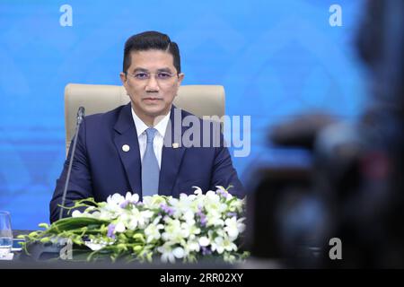 200725 -- KUALA LUMPUR, 25 luglio 2020 Xinhua -- il ministro del commercio internazionale e dell'industria della Malesia Mohamed Azmin Ali presiede una riunione virtuale dei ministri APEC responsabili del commercio, a Kuala Lumpur, Malesia, 25 luglio 2020. Le economie che partecipano all’APEC per la cooperazione economica Asia-Pacifico hanno ribadito la priorità della ripresa economica dall’epidemia di COVID-19 a seguito di una riunione virtuale presieduta dalla Malaysia sabato. Ministero del commercio internazionale e dell'industria della Malaysia/Handout via Xinhua MALAYSIA-KUALA LUMPUR-APEC-COVID-19-MEETING PUBLICATIONxNOTxINxCHN Foto Stock