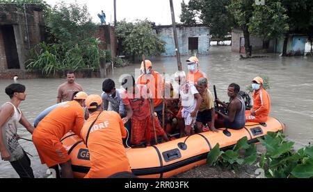 200726 -- BIHAR, 26 luglio 2020 Xinhua -- le persone sono salvate dal personale della SDRF della State Disaster Response Force in barca nel distretto di Gopalganj nello Stato del Bihar, India, il 25 luglio 2020. Negli ultimi giorni, circa un milione di persone sono state direttamente colpite da inondazioni infuriate a causa delle forti piogge nello stato orientale indiano del Bihar, in quanto diverse linee ferroviarie e strade sono state sommerse dalle acque alluvionali. Str/Xinhua INDIA-BIHAR-FLOODS-RESUME PUBLICATIONxNOTxINxCHN Foto Stock