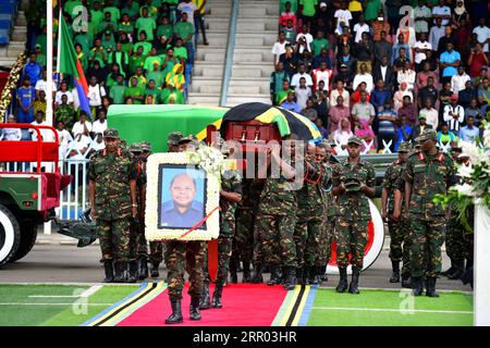 Tansania, Trauerfeier für Benjamin William Mkapa 200726 -- dar es SALAAM, 26 luglio 2020 Xinhua -- i soldati portano la bara del defunto ex presidente Benjamin Mkapa allo stadio Uhuru a Dar es Salaam, Tanzania, 26 luglio 2020. L'ex presidente della Tanzania Benjamin Mkapa è morto venerdì all'età di 81 anni. Tanzanian State House/Handout via Xinhua TANZANIA-dar es SALAAM-MKAPA-TRIBUTE PUBLICATIONxNOTxINxCHN Foto Stock