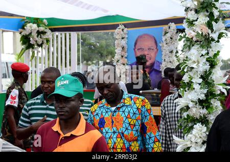 Tansania, Trauerfeier für Benjamin William Mkapa 200726 -- dar es SALAAM, 26 luglio 2020 Xinhua -- la gente rende omaggio al defunto ex presidente Benjamin Mkapa allo stadio Uhuru di Dar es Salaam, Tanzania, 26 luglio 2020. L'ex presidente della Tanzania Benjamin Mkapa è morto venerdì all'età di 81 anni. XINHUA TANZANIA-DAR ES SALAAM-MKAPA-TRIBUTE PUBLICATIONXNOTXINXCHN Foto Stock