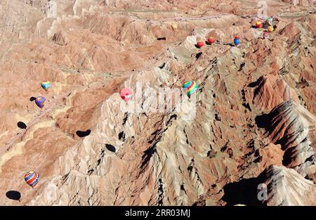 200727 -- PECHINO, 27 luglio 2020 -- mongolfiere sorvolano il Danxia National Geological Park a Zhangye, provincia del Gansu della Cina nordoccidentale, 26 luglio 2020. Domenica è stato aperto un festival internazionale di mongolfiere. Un totale di 100 mongolfiere porteranno spettacoli durante il festival. Foto di /Xinhua XINHUA FOTO DEL GIORNO ChengxLin PUBLICATIONxNOTxINxCHN Foto Stock