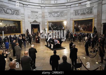 200727 -- WASHINGTON, 27 luglio 2020 Xinhua -- la gente piange per il defunto deputato degli Stati Uniti e figura per i diritti civili John Lewis alla Capitol Rotunda a Washington, D.C., negli Stati Uniti, il 27 luglio 2020. Il defunto membro del Congresso degli Stati Uniti e figura per i diritti civili John Lewis si trovava nello stato del Campidoglio qui lunedì. J. Scott Applewhite/Pool via Xinhua U.S.-WASHINGTON, D.C.-CAPITOL-JOHN LEWIS-LYING IN STATE PUBLICATIONxNOTxINxCHN Foto Stock