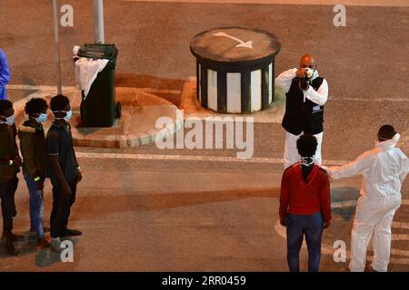 200727 -- SENGLEA MALTA, 27 luglio 2020 Xinhua -- i migranti aspettano in fila per farsi fotografare al loro arrivo al Boiler Wharf di Senglea, Malta, il 27 luglio 2020. Un gruppo di 94 migranti salvati dalle forze Armate di Malta AFM è atterrato a Malta lunedì sera, ha riferito il Times dei media locali di Malta. Foto di Jonathan Borg/Xinhua MALTA-SENGLEA-MIGRANTI-ARRIVO PUBLICATIONxNOTxINxCHN Foto Stock