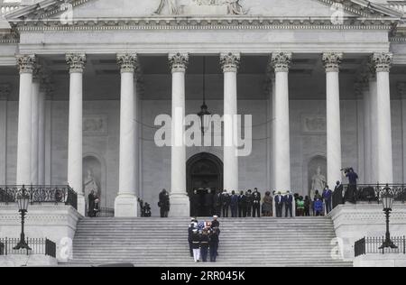 200727 -- WASHINGTON, 27 luglio 2020 Xinhua -- la bara del defunto deputato degli Stati Uniti e figura per i diritti civili John Lewis, trasportata da una guardia d'onore militare, arriva a Capitol Hill a Washington, D.C., negli Stati Uniti, il 27 luglio 2020. Il defunto membro del Congresso degli Stati Uniti e figura per i diritti civili John Lewis si trovava nello stato del Campidoglio qui lunedì. Leah Millis/Pool via Xinhua U.S.-WASHINGTON, D.C.-CAPITOL-JOHN LEWIS-LYING IN STATE PUBLICATIONxNOTxINxCHN Foto Stock