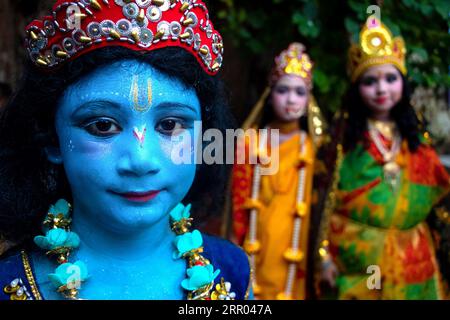 Narayanganj, Dacca, Bangladesh. 6 settembre 2023. Bambini vestiti in costumi della divinità indù Lord Krishna e dei suoi complici mitologici durante le celebrazioni per il festival ''Janmashtami'', che segna la nascita del Dio indù Lord Krishna a Narayanganj, Bangladesh. Lord Krishna, l'ottava delle dieci incarnazioni del Dio indù Lord Vishnu, considerato il Preserver dell'Universo, è uno degli dei più popolari dell'induismo. Secondo la credenza indù in questo giorno promettente, il Signore Krishna discendeva in questo mondo circa 5.500 anni fa per stabilire l'amore, la verità e la giustizia. (Merito i Foto Stock