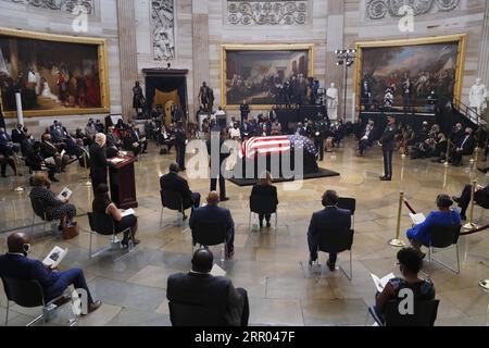 200727 -- WASHINGTON, 27 luglio 2020 Xinhua -- la gente piange per il defunto deputato degli Stati Uniti e figura per i diritti civili John Lewis alla Capitol Rotunda a Washington, D.C., negli Stati Uniti, il 27 luglio 2020. Il defunto membro del Congresso degli Stati Uniti e figura per i diritti civili John Lewis si trovava nello stato del Campidoglio qui lunedì. Shawn Thew/Pool via Xinhua U.S.-WASHINGTON, D.C.-CAPITOL-JOHN LEWIS-LYING IN STATE PUBLICATIONxNOTxINxCHN Foto Stock