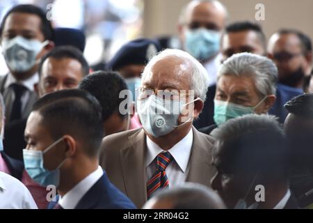 200728 -- KUALA LUMPUR, 28 luglio 2020 Xinhua -- l'ex primo ministro malese Najib Razak C arriva alla corte di Kuala Lumpur, Malesia, il 28 luglio 2020. L'ex primo ministro malese Najib Razak è stato dichiarato colpevole di abuso di potere, violazione penale della fiducia e riciclaggio di denaro il martedì scorso in un caso relativo a SRC International, un'ex unità del fondo di investimento statale 1Malaysia Development Berhad 1MDB. Il verdetto è il primo in diversi processi di corruzione contro Najib. Foto di Chong Voon Chung/Xinhua MALAYSIA-KUALA LUMPUR-NAJIB-CORRUPTION-VERDICT PUBLICATIONxNOTxINxCHN Foto Stock