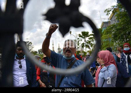 200728 -- KUALA LUMPUR, 28 luglio 2020 Xinhua -- i sostenitori dell'ex primo ministro malese Najib Razak reagiscono al verdetto fuori dalla corte di Kuala Lumpur, Malesia, 28 luglio 2020. L'ex primo ministro malese Najib Razak è stato dichiarato colpevole di abuso di potere, violazione penale della fiducia e riciclaggio di denaro il martedì scorso in un caso relativo a SRC International, un'ex unità del fondo di investimento statale 1Malaysia Development Berhad 1MDB. Il verdetto è il primo in diversi processi di corruzione contro Najib. Foto di Chong Voon Chung/Xinhua MALAYSIA-KUALA LUMPUR-NAJIB-CORRUPTION-VERDICT PUBLICATIONxN Foto Stock