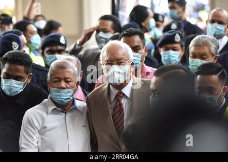 200728 -- KUALA LUMPUR, 28 luglio 2020 Xinhua -- l'ex primo ministro malese Najib Razak fronte 3rd L arriva alla corte di Kuala Lumpur, Malesia, 28 luglio 2020. L'ex primo ministro malese Najib Razak è stato dichiarato colpevole di abuso di potere, violazione penale della fiducia e riciclaggio di denaro il martedì scorso in un caso relativo a SRC International, un'ex unità del fondo di investimento statale 1Malaysia Development Berhad 1MDB. Il verdetto è il primo in diversi processi di corruzione contro Najib. Foto di Chong Voon Chung/Xinhua MALAYSIA-KUALA LUMPUR-NAJIB-CORRUPTION-VERDICT PUBLICATIONxNOTxINxCHN Foto Stock