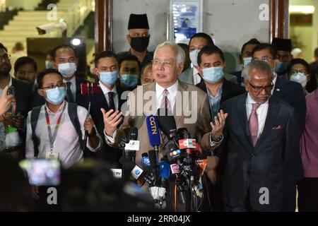 200728 -- KUALA LUMPUR, 28 luglio 2020 Xinhua -- l'ex primo ministro malese Najib Razak C parla ai media prima di lasciare il tribunale di Kuala Lumpur, Malesia, 28 luglio 2020. L'ex primo ministro malese Najib Razak è stato dichiarato colpevole di abuso di potere, violazione penale della fiducia e riciclaggio di denaro il martedì scorso in un caso relativo a SRC International, un'ex unità del fondo di investimento statale 1Malaysia Development Berhad 1MDB. Il verdetto è il primo in diversi processi di corruzione contro Najib. Foto di Chong Voon Chung/Xinhua MALAYSIA-KUALA LUMPUR-NAJIB-VERDICT PUBLICATIONxNOTxINxCHN Foto Stock