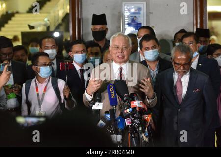 200728 -- KUALA LUMPUR, 28 luglio 2020 Xinhua -- l'ex primo ministro malese Najib Razak C parla ai media prima di lasciare il tribunale di Kuala Lumpur, Malesia, 28 luglio 2020. L'ex primo ministro malese Najib Razak è stato dichiarato colpevole di abuso di potere, violazione penale della fiducia e riciclaggio di denaro il martedì scorso in un caso relativo a SRC International, un'ex unità del fondo di investimento statale 1Malaysia Development Berhad 1MDB. Il verdetto è il primo in diversi processi di corruzione contro Najib. Foto di Chong Voon Chung/Xinhua MALAYSIA-KUALA LUMPUR-NAJIB-VERDICT PUBLICATIONxNOTxINxCHN Foto Stock