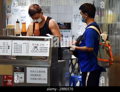 200729 -- HONG KONG, 29 luglio 2020 Xinhua -- Un uomo compra cibo in un ristorante a Hong Kong, Cina meridionale, 29 luglio 2020. Mercoledì a Hong Kong sono entrate in vigore misure più severe di distanziamento sociale. I servizi di ristorazione nei ristoranti sono vietati. Xinhua/lo Ping fai CHINA-HONG KONG-COVID-19-MISURE DI DISTANZIAMENTO SOCIALE CN PUBLICATIONxNOTxINxCHN Foto Stock