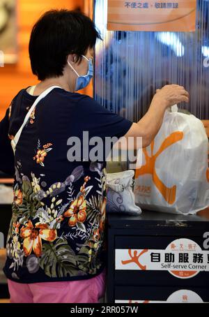 200729 -- HONG KONG, 29 luglio 2020 Xinhua -- Una donna compra cibo da asporto in un ristorante di Hong Kong, Cina meridionale, 29 luglio 2020. Mercoledì a Hong Kong sono entrate in vigore misure più severe di distanziamento sociale. I servizi di ristorazione nei ristoranti sono vietati. Xinhua/lo Ping fai CHINA-HONG KONG-COVID-19-MISURE DI DISTANZIAMENTO SOCIALE CN PUBLICATIONxNOTxINxCHN Foto Stock