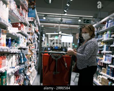 200729 -- BRUXELLES, 29 luglio 2020 -- Un cliente che indossa una maschera facciale negozi in un supermercato a Bruxelles, Belgio, 29 luglio 2020. Lunedì il primo ministro belga Sophie Wilmes ha annunciato nuove misure anti-COVID-19 adottate dal Consiglio di sicurezza nazionale NSC per evitare di imporre nuovamente un blocco generale nel paese. A partire da luglio 29 e per un minimo di quattro settimane, il numero di persone in una bolla di contatto sociale che attualmente è a 15 sarà ridotto a cinque per ogni famiglia. I bambini sotto i 12 anni non sono inclusi. BELGIO-BRUXELLES-COVID-19-LOCKDOWN-NEW STEPS ZHANGXCHENG PUBLICATIONXNOTXI Foto Stock