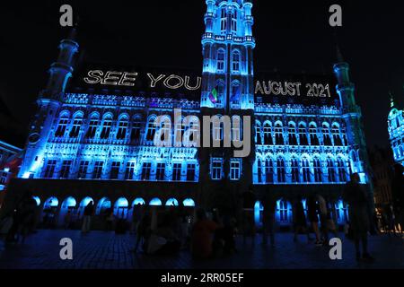 200730 -- BRUXELLES, 30 luglio 2020 -- la gente guarda uno spettacolo di suoni e luci al Grand Place di Bruxelles, Belgio, 29 luglio 2020. Nella Grand Place di Bruxelles si è tenuto uno spettacolo di suoni e luci per evidenziare gli eventi mancanti del Belgio in quest'estate a causa della pandemia di COVID-19. BELGIO-BRUXELLES-GRAND PLACE-MISSING EVENTS ZHENGXHUANSONG PUBLICATIONXNOTXINXCHN Foto Stock