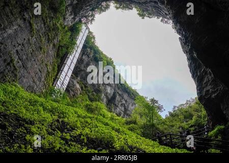 200730 -- PECHINO, 30 luglio 2020 -- foto aerea scattata il 29 luglio 2020 mostra persone che visitano l'area panoramica di Tiansheng Sanqiao o tre ponti naturali nel distretto di Wulong di Chongqing, nel sud-ovest della Cina. XINHUA FOTO DEL GIORNO LiuxChan PUBLICATIONxNOTxINxCHN Foto Stock