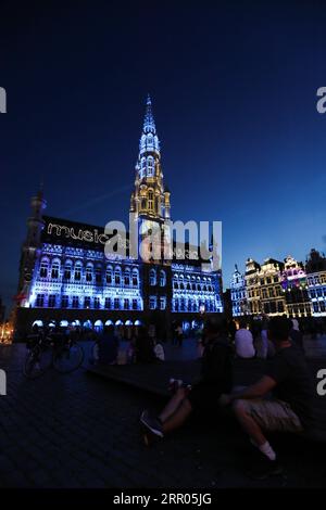 200730 -- BRUXELLES, 30 luglio 2020 -- la gente guarda uno spettacolo di suoni e luci al Grand Place di Bruxelles, Belgio, 29 luglio 2020. Nella Grand Place di Bruxelles si è tenuto uno spettacolo di suoni e luci per evidenziare gli eventi mancanti del Belgio in quest'estate a causa della pandemia di COVID-19. BELGIO-BRUXELLES-GRAND PLACE-MISSING EVENTS ZHENGXHUANSONG PUBLICATIONXNOTXINXCHN Foto Stock