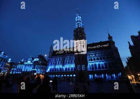 200730 -- BRUXELLES, 30 luglio 2020 -- la gente guarda uno spettacolo di suoni e luci al Grand Place di Bruxelles, Belgio, 29 luglio 2020. Nella Grand Place di Bruxelles si è tenuto uno spettacolo di suoni e luci per evidenziare gli eventi mancanti del Belgio in quest'estate a causa della pandemia di COVID-19. BELGIO-BRUXELLES-GRAND PLACE-MISSING EVENTS ZHENGXHUANSONG PUBLICATIONXNOTXINXCHN Foto Stock