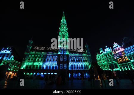 200730 -- BRUXELLES, 30 luglio 2020 -- la gente guarda uno spettacolo di suoni e luci al Grand Place di Bruxelles, Belgio, 29 luglio 2020. Nella Grand Place di Bruxelles si è tenuto uno spettacolo di suoni e luci per evidenziare gli eventi mancanti del Belgio in quest'estate a causa della pandemia di COVID-19. BELGIO-BRUXELLES-GRAND PLACE-MISSING EVENTS ZHENGXHUANSONG PUBLICATIONXNOTXINXCHN Foto Stock