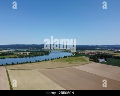 Fiume Danubio con campi prosciugati vicino a Woerth Donau e la chiusa di Geisling, Foto Stock