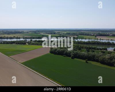 Fiume Danubio con campi prosciugati vicino a Woerth Donau e la chiusa di Geisling, Foto Stock