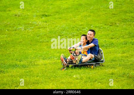 200730 -- CHONGQING, 30 luglio 2020 -- le persone si divertono al parco forestale nazionale di Fairy Mountain nel distretto di Wulong nel sud-ovest della Cina, Chongqing, 30 luglio 2020. Il parco forestale nazionale ha attirato un flusso costante di residenti e visitatori locali durante l'estate. CHINA-CHONGQING-TURISMO-ESTIVO CN LiuxChan PUBLICATIONxNOTxINxCHN Foto Stock