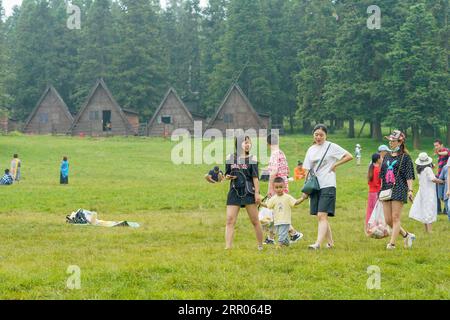 200730 -- CHONGQING, 30 luglio 2020 -- le persone si divertono al parco forestale nazionale di Fairy Mountain nel distretto di Wulong nel sud-ovest della Cina, Chongqing, 30 luglio 2020. Il parco forestale nazionale ha attirato un flusso costante di residenti e visitatori locali durante l'estate. CHINA-CHONGQING-TURISMO-ESTIVO CN LiuxChan PUBLICATIONxNOTxINxCHN Foto Stock