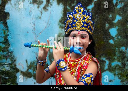 Narayanganj, Dacca, Bangladesh. 6 settembre 2023. Bambini vestiti in costumi della divinità indù Lord Krishna e dei suoi complici mitologici durante le celebrazioni per il festival ''Janmashtami'', che segna la nascita del Dio indù Lord Krishna a Narayanganj, Bangladesh. Lord Krishna, l'ottava delle dieci incarnazioni del Dio indù Lord Vishnu, considerato il Preserver dell'Universo, è uno degli dei più popolari dell'induismo. Secondo la credenza indù in questo giorno promettente, il Signore Krishna discendeva in questo mondo circa 5.500 anni fa per stabilire l'amore, la verità e la giustizia. (Merito i Foto Stock