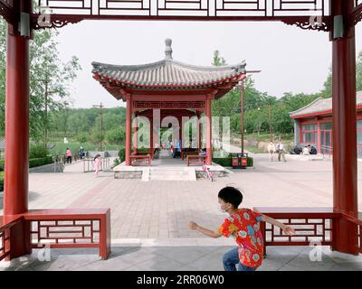 200731 -- PECHINO, 31 luglio 2020 -- la foto scattata con un cellulare mostra un bambino che gioca al Parco Nanhaizi di Pechino, capitale della Cina, 16 maggio 2020. BeijingCandidCHINA-BEIJING-COVID-19-PARK STYLE CN MengxTao PUBLICATIONxNOTxINxCHN Foto Stock