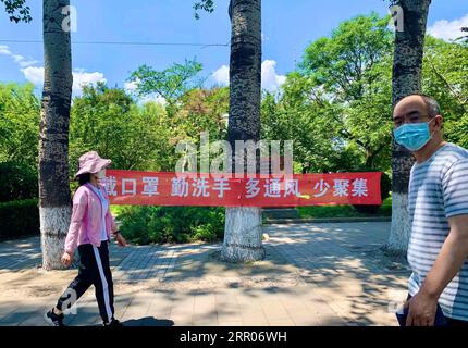 200731 -- PECHINO, 31 luglio 2020 -- la foto scattata con un cellulare mostra le persone che visitano il Parco Yuyuantan a Pechino, capitale della Cina, 23 maggio 2020. BeijingCandidCHINA-BEIJING-COVID-19-PARK STYLE CN PanxSiwei PUBLICATIONxNOTxINxCHN Foto Stock