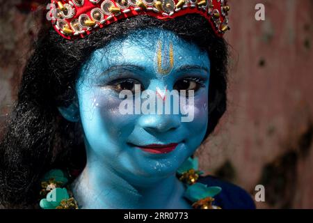 Narayanganj, Dacca, Bangladesh. 6 settembre 2023. Bambini vestiti in costumi della divinità indù Lord Krishna e dei suoi complici mitologici durante le celebrazioni per il festival ''Janmashtami'', che segna la nascita del Dio indù Lord Krishna a Narayanganj, Bangladesh. Lord Krishna, l'ottava delle dieci incarnazioni del Dio indù Lord Vishnu, considerato il Preserver dell'Universo, è uno degli dei più popolari dell'induismo. Secondo la credenza indù in questo giorno promettente, il Signore Krishna discendeva in questo mondo circa 5.500 anni fa per stabilire l'amore, la verità e la giustizia. (Merito i Foto Stock