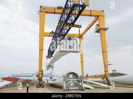 200801 -- QINHUANGDAO, 1 agosto 2020 -- Un lavoratore gestisce una gru a cavalletto per sollevare le pale delle turbine eoliche nella zona di sviluppo economico e tecnologico di Qinhuangdao, nella provincia di Hebei nella Cina settentrionale, 1 agosto 2020. A partire dal 2020, la zona di sviluppo economico e tecnologico di Qinhuangdao ha introdotto una serie di politiche vantaggiose per aiutare i produttori a raggiungere una crescita costante e ottimizzare gli aggiustamenti strutturali. CHINA-HEBEI-QINHUANGDAO-MANUFACTURING CN YangxShiyao PUBLICATIONxNOTxINxCHN Foto Stock