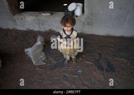 200801 -- JALALABAD, 1 agosto 2020 Xinhua -- un bambino afghano si trova all'interno della sua casa dopo un'alluvione nel villaggio di Qalatak, distretto di Kozkunar, provincia di Nangarhar, Afghanistan, 1 agosto 2020. Almeno 16 persone, per lo più bambini, sono state uccise mentre l'inondazione rapida ha spazzato via diverse case nel distretto di Kozkunar, nella provincia orientale di Nangarhar dell'Afghanistan, venerdì sera tardi, ha detto il portavoce del governo provinciale Attaullah Khogiani sabato. Foto di Saifurahman Safi/Xinhua AFGHANISTAN-NANGARHAR-FLASH FLOOD PUBLICATIONxNOTxINxCHN Foto Stock