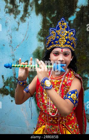 Narayanganj, Dacca, Bangladesh. 6 settembre 2023. Bambini vestiti in costumi della divinità indù Lord Krishna e dei suoi complici mitologici durante le celebrazioni per il festival ''Janmashtami'', che segna la nascita del Dio indù Lord Krishna a Narayanganj, Bangladesh. Lord Krishna, l'ottava delle dieci incarnazioni del Dio indù Lord Vishnu, considerato il Preserver dell'Universo, è uno degli dei più popolari dell'induismo. Secondo la credenza indù in questo giorno promettente, il Signore Krishna discendeva in questo mondo circa 5.500 anni fa per stabilire l'amore, la verità e la giustizia. (Merito i Foto Stock