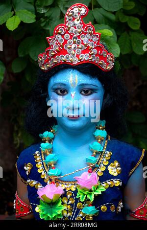 Narayanganj, Dacca, Bangladesh. 6 settembre 2023. Bambini vestiti in costumi della divinità indù Lord Krishna e dei suoi complici mitologici durante le celebrazioni per il festival ''Janmashtami'', che segna la nascita del Dio indù Lord Krishna a Narayanganj, Bangladesh. Lord Krishna, l'ottava delle dieci incarnazioni del Dio indù Lord Vishnu, considerato il Preserver dell'Universo, è uno degli dei più popolari dell'induismo. Secondo la credenza indù in questo giorno promettente, il Signore Krishna discendeva in questo mondo circa 5.500 anni fa per stabilire l'amore, la verità e la giustizia. (Merito i Foto Stock