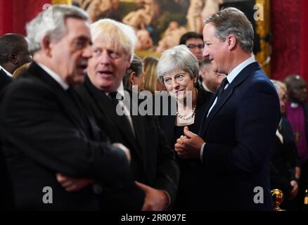 Foto del file datata 10/09/22 (sinistra-destra) ex primi ministri Gordon Brown, Boris Johnson, Theresa May e David Cameron durante la cerimonia del Consiglio di adesione al St James's Palace, Londra, dove re Carlo III è formalmente proclamato monarca. Il re ha accumulato più giorni di impegni ufficiali nei suoi primi 12 mesi da monarca rispetto a sua madre durante il suo primo anno come regina, ma non così tanti come mostra suo nonno Giorgio vi. Data di emissione: Mercoledì 6 settembre 2023. Foto Stock