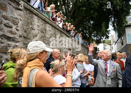 Foto del file datata 13/07/23 di re Carlo III che incontra il pubblico durante una visita al porto di St Ives, Cornovaglia. Il re ha accumulato più giorni di impegni ufficiali nei suoi primi 12 mesi da monarca rispetto a sua madre durante il suo primo anno come regina, ma non così tanti come mostra suo nonno Giorgio vi. Data di emissione: Mercoledì 6 settembre 2023. Foto Stock