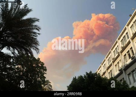 200804 -- BEIRUT, 4 agosto 2020 Xinhua -- il fumo rosa sale dopo l'esplosione a Beirut, Libano, 4 agosto 2020. Le due enormi esplosioni che hanno scosso la capitale libanese Beirut martedì hanno lasciato decine di morti e feriti, ha riferito il canale televisivo al-Jadeed. Xinhua/Bilal Jawich LEBANON-BEIRUT-ENORMI ESPLOSIONI PUBLICATIONxNOTxINxCHN Foto Stock