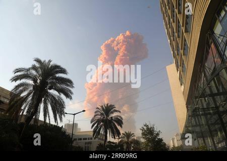 200804 -- BEIRUT, 4 agosto 2020 Xinhua -- il fumo rosa sale dopo l'esplosione a Beirut, Libano, 4 agosto 2020. Le due enormi esplosioni che hanno scosso la capitale libanese Beirut martedì hanno lasciato decine di morti e feriti, ha riferito il canale televisivo al-Jadeed. Xinhua/Bilal Jawich LEBANON-BEIRUT-ENORMI ESPLOSIONI PUBLICATIONxNOTxINxCHN Foto Stock