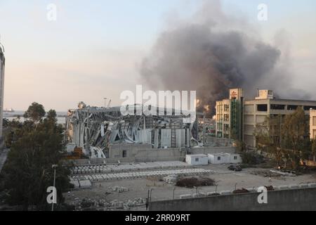 200804 -- BEIRUT, 4 agosto 2020 Xinhua -- Smoke Rises from an explosion site at the port of Beirut, Lebanon, 4 agosto 2020. Le due enormi esplosioni che hanno scosso la capitale libanese Beirut martedì hanno lasciato decine di morti e feriti, ha riferito il canale televisivo al-Jadeed. Xinhua/Bilal Jawich LEBANON-BEIRUT-ENORMI ESPLOSIONI PUBLICATIONxNOTxINxCHN Foto Stock