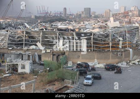 200804 -- BEIRUT, 4 agosto 2020 Xinhua -- edifici danneggiati sono visti dopo l'esplosione al porto di Beirut, Libano, 4 agosto 2020. Le due enormi esplosioni che hanno scosso la capitale libanese Beirut martedì hanno lasciato decine di morti e feriti, ha riferito il canale televisivo al-Jadeed. Xinhua/Bilal Jawich LEBANON-BEIRUT-ENORMI ESPLOSIONI PUBLICATIONxNOTxINxCHN Foto Stock