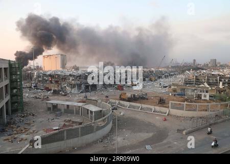 200804 -- BEIRUT, 4 agosto 2020 Xinhua -- Smoke Rises from an explosion site at the port of Beirut, Lebanon, 4 agosto 2020. Le due enormi esplosioni che hanno scosso la capitale libanese Beirut martedì hanno lasciato decine di morti e feriti, ha riferito il canale televisivo al-Jadeed. Xinhua/Bilal Jawich LEBANON-BEIRUT-ENORMI ESPLOSIONI PUBLICATIONxNOTxINxCHN Foto Stock