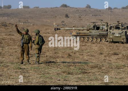 200805 -- ALTURE DEL GOLAN, 5 agosto 2020 Xinhua -- soldati israeliani sono visti nelle alture del Golan occupate da Israele vicino al confine conteso tra Siria e Israele il 4 agosto 2020. Ayal Margolin/JINI via Xinhua MIDEAST-GOLAN HEIGHTS-ISRAELI MILITARY PUBLICATIONxNOTxINxCHN Foto Stock