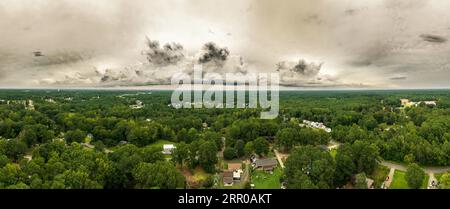 Una vista aerea di un uragano su un'area residenziale suburbana a Durham, North Carolina Foto Stock