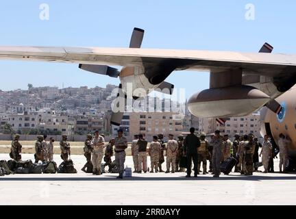 200806 -- AMMAN, 6 agosto 2020 -- membri dell'ospedale militare giordano si preparano a salire a bordo di un aereo diretto a Beirut all'aeroporto militare Marka di Amman, Giordania, 6 agosto 2020. Mercoledì re Abd Allah II di Giordania ha ordinato che un ospedale militare da campo fosse inviato in Libano come unità di soccorso. Foto di /Xinhua JORDAN-AMMAN-BEIRUT EXPLOSIONS-FIELD HOSPITAL MohammadxAbuxGhosh PUBLICATIONxNOTxINxCHN Foto Stock
