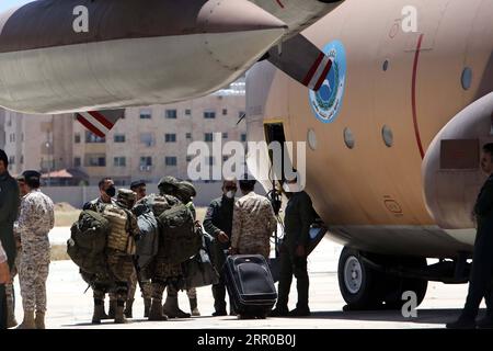 200806 -- AMMAN, 6 agosto 2020 -- membri dell'ospedale militare giordano si preparano a salire a bordo di un aereo diretto a Beirut all'aeroporto militare Marka di Amman, Giordania, 6 agosto 2020. Mercoledì re Abd Allah II di Giordania ha ordinato che un ospedale militare da campo fosse inviato in Libano come unità di soccorso. Foto di /Xinhua JORDAN-AMMAN-BEIRUT EXPLOSIONS-FIELD HOSPITAL MohammadxAbuxGhosh PUBLICATIONxNOTxINxCHN Foto Stock