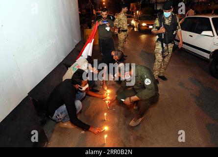 200806 -- BAGHDAD, 6 agosto 2020 Xinhua -- il popolo iracheno accende candele per mostrare solidarietà al popolo libanese di fronte all'ambasciata libanese nel centro di Baghdad, Iraq, il 6 agosto 2020. Xinhua IRAQ-BAGHDAD-BEIRUT ESPLOSIONI-SOLIDARIETÀ PUBLICATIONxNOTxINxCHN Foto Stock