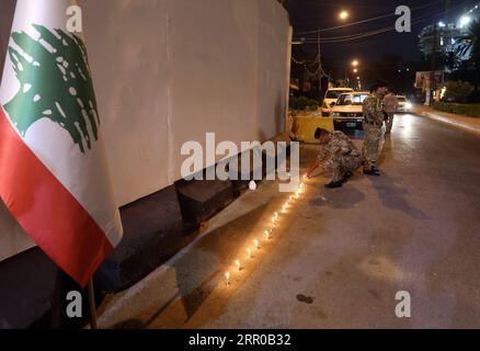 200806 -- BAGHDAD, 6 agosto 2020 Xinhua -- un membro della sicurezza irachena accende una candela per mostrare solidarietà al popolo libanese di fronte all'ambasciata libanese nel centro di Baghdad, Iraq, il 6 agosto 2020. Xinhua IRAQ-BAGHDAD-BEIRUT ESPLOSIONI-SOLIDARIETÀ PUBLICATIONxNOTxINxCHN Foto Stock